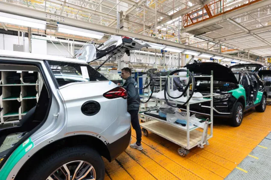 An inspection station and vehicles on a new-energy vehicle production line.